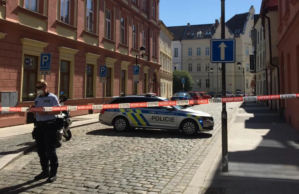 V Široké ulici někdo nechal batoh. Policie musela okolí uzavřít