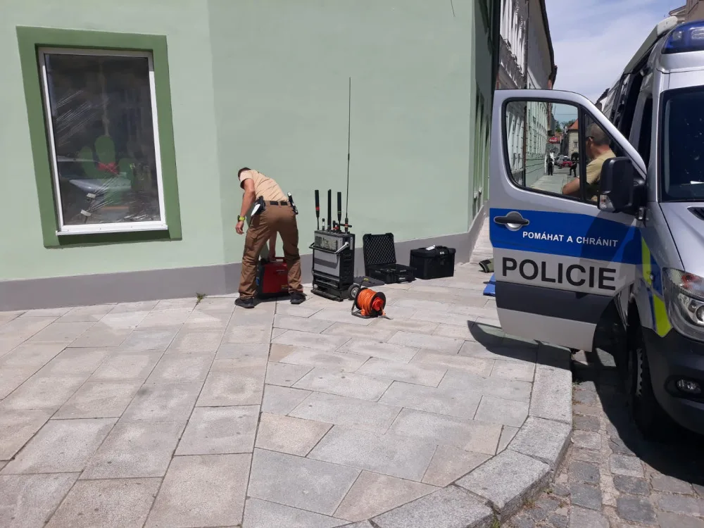 V Široké ulici někdo nechal batoh. Policie musela okolí uzavřít