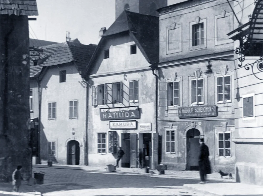 Západní strana Kněžské ulice od Hradební k Hroznové v roce 1928.