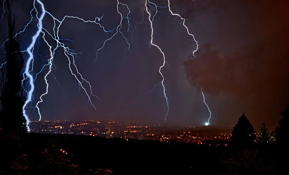 Na Česko se ženou silné bouřky. Meteorologové upřesnili výstrahu