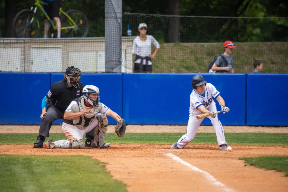 Ve šlágru posledního kola přehrál lídr Arrows Ostrava hlubocký Sokol ve všech třech utkáních a potřetí za sebou vyhrál základní část Extraligy