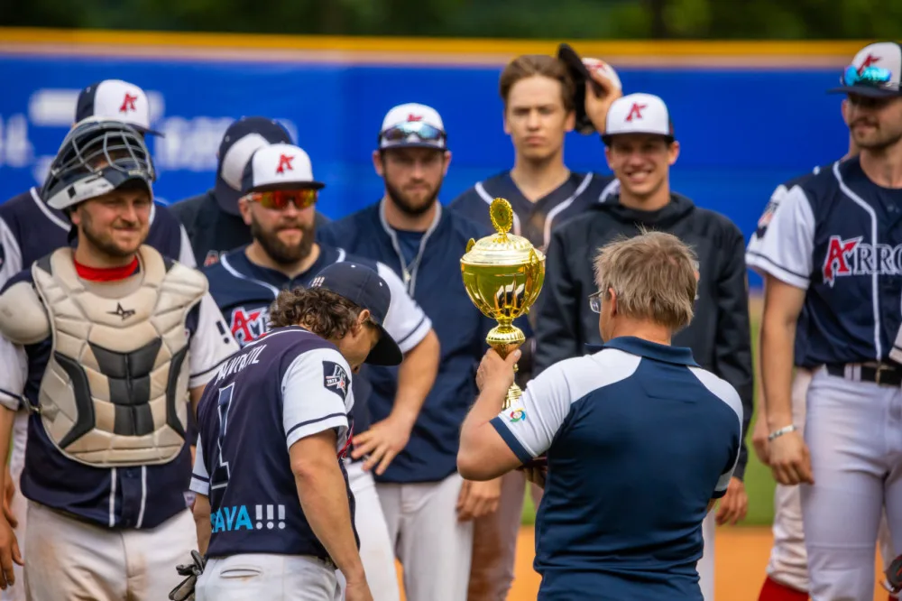 Ve šlágru posledního kola přehrál lídr Arrows Ostrava hlubocký Sokol ve všech třech utkáních a potřetí za sebou vyhrál základní část Extraligy