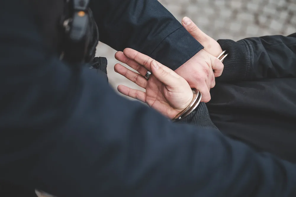 Se zbraní v ruce přepadl benzinu poblíž centra. Muže se podařilo během chvíle chytit