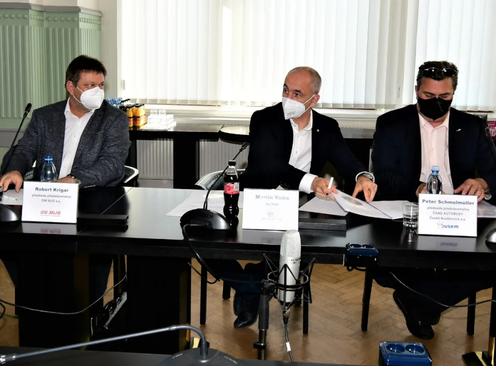 Kraj podepsal smlouvy se třemi společnostmi, které v letech 2022 až 2032 zajistí přepravu Jihočechů.