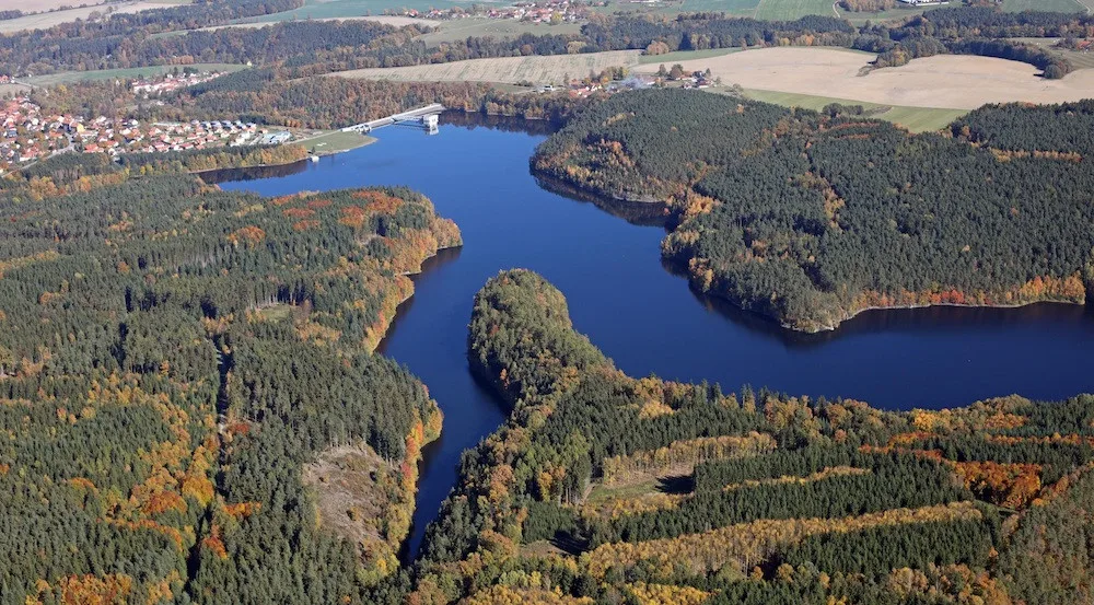 Kvůli oteplování ztrácí voda v římovské přehradě kyslík. Ohrozit to může ryby