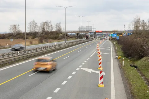 Řidiči v Česku zaviní ročně desítky nehod u prací na dálnicích