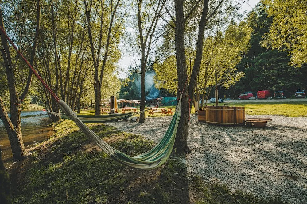 Na Vltavu do klidného kempu? Je to možné