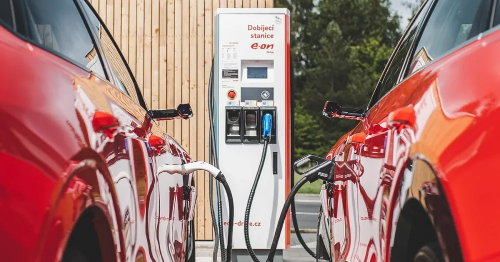 Milník pro elektromobilitu v Česku. E.ON a PRE spojily síly, u poloviny tuzemských dobíječek řidiči nabijí na jednu kartu