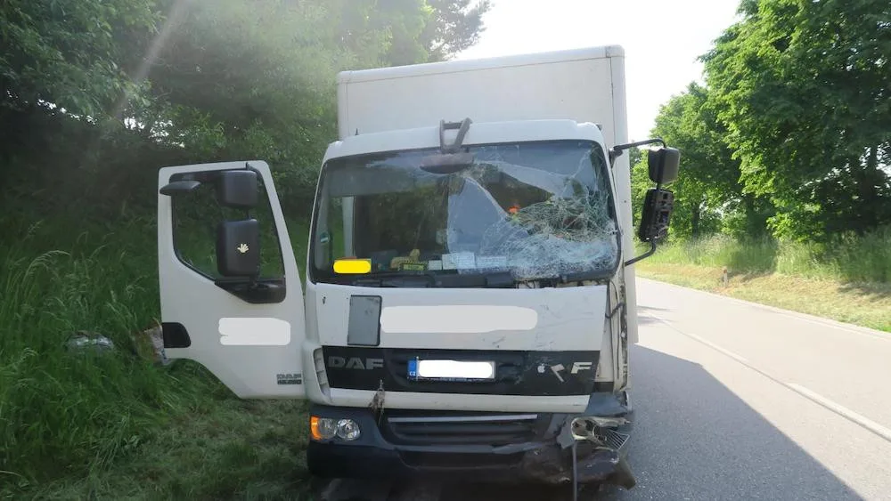 Náklaďák narazil do osobního auta. Těžce zraněné dítě musel do nemocnice transportovat vrtulník