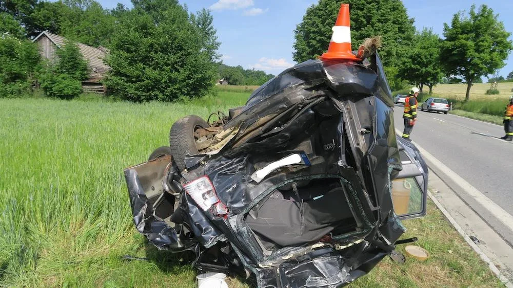 Náklaďák narazil do osobního auta. Těžce zraněné dítě musel do nemocnice transportovat vrtulník