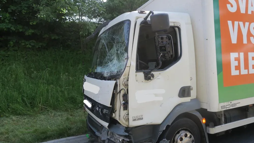 Náklaďák narazil do osobního auta. Těžce zraněné dítě musel do nemocnice transportovat vrtulník