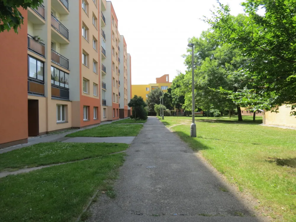 Cyklista se na chodníku málem srazil s mladou dívkou.