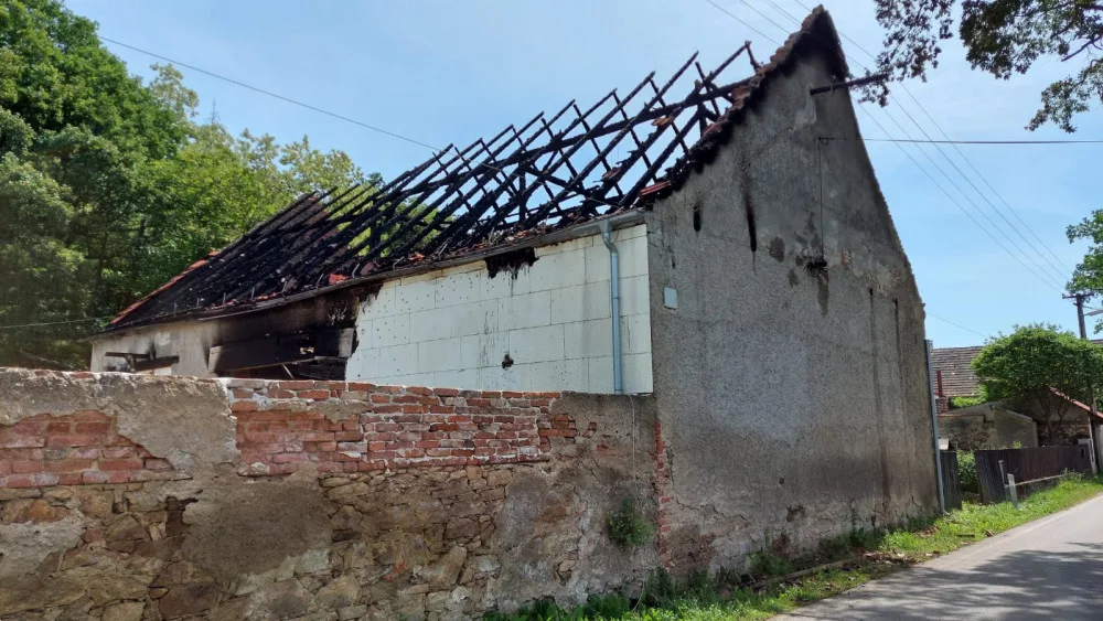 Požár za miliony způsobila závada při nabíjení dětského autíčka