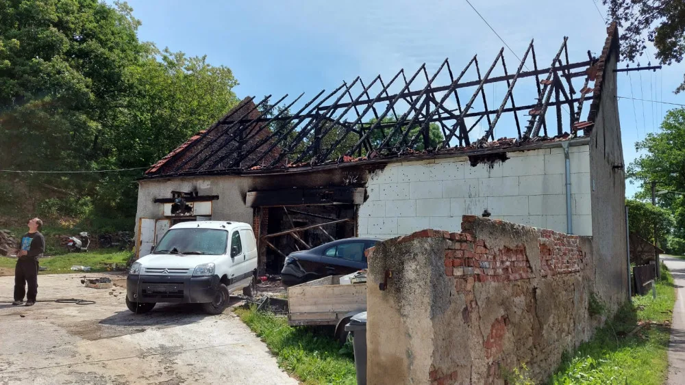 Požár za miliony způsobila závada při nabíjení dětského autíčka