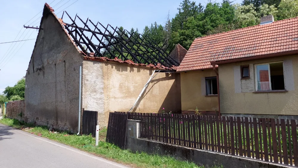 Požár za miliony způsobila závada při nabíjení dětského autíčka