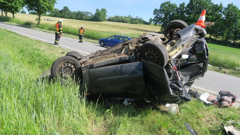 Tragická dohra nehody u Hracholusk. Těžce poraněné dítě zemřelo v nemocnici.