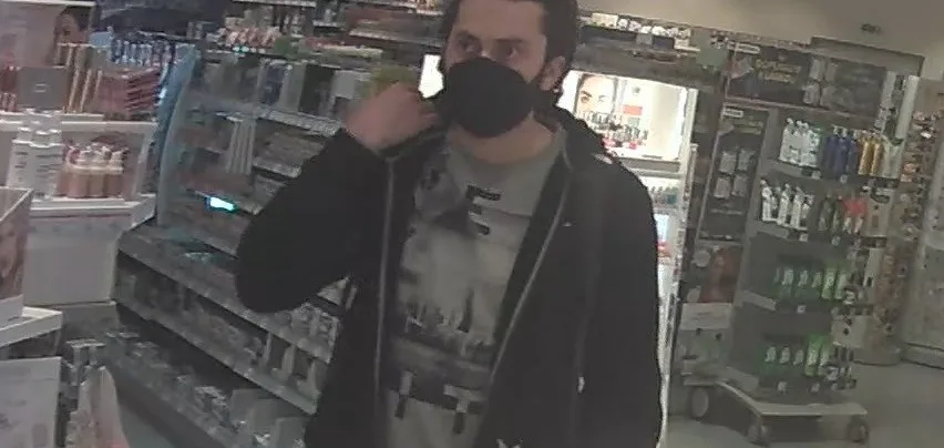 Zloděj ukradl z drogerie zboží za osm tisíc korun. Policie hledá důležitého svědka