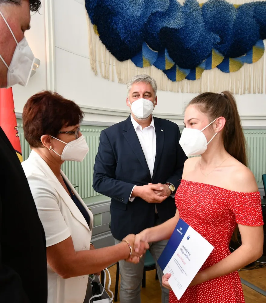 Studenty z budějcké zdrávky ocenili za dobrovolnickou činnost v době pandemie