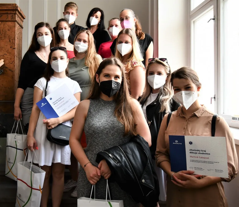 Studenty z budějcké zdrávky ocenili za dobrovolnickou činnost v době pandemie