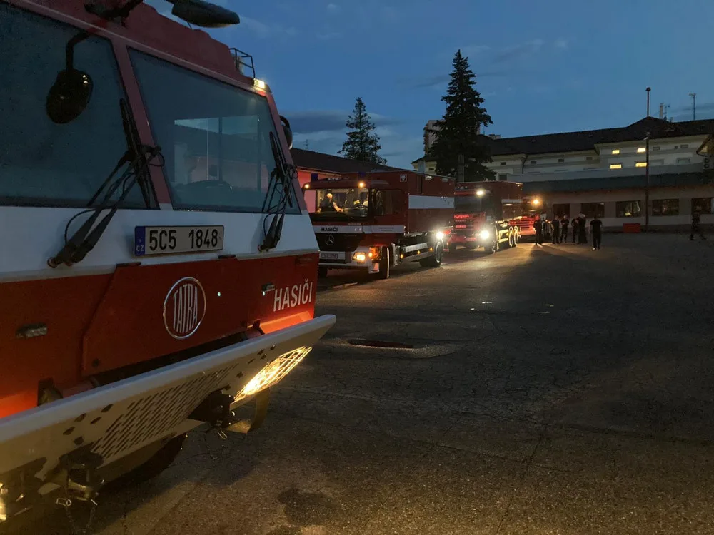 Na pomoc jižní Moravě odjely ráno z kraje dvě desítky hasičů a zásahová technika