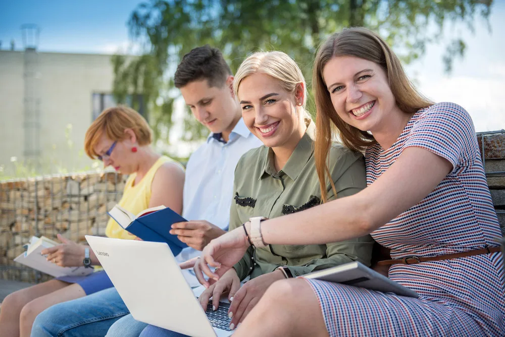 VŠTE stále přijímá studenty pro nadcházející akademický rok. Škola od podzimu také spustí Univerzitu třetího věku