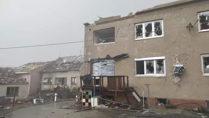 Jižní Moravu zasáhlo včera večer tornádo. Na pomoc vyjel z Jihočeského kraje odřad s hasiči a zásahovou technikou.