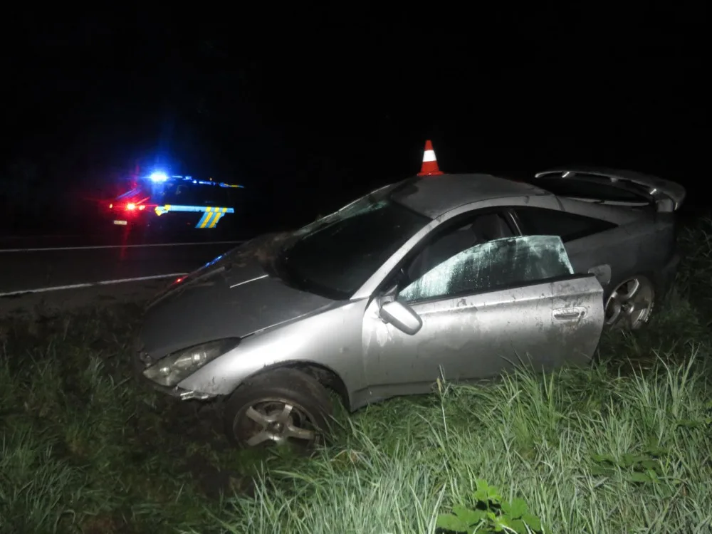 Opilý cizinec nezvládl řízení a sjel do škarpy. S autem se převrátil na střechu