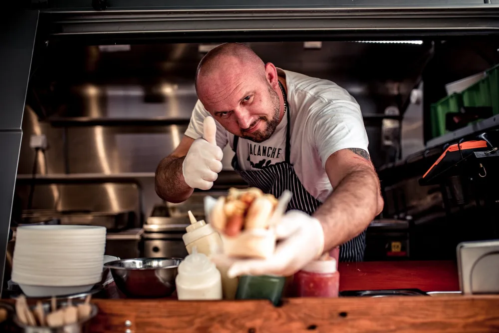 Lidé už se naštěstí nespokojí jen s langošem a klobásou. Rádi se jídlem baví, říká majitel oblíbeného foodtrucku Petr Hošek