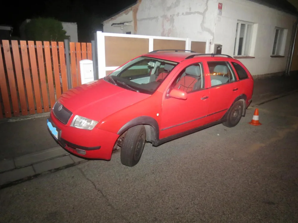 Silně opilý mladík naboural zaparkované auto, objel blok a ve stejné ulici havaroval znova.