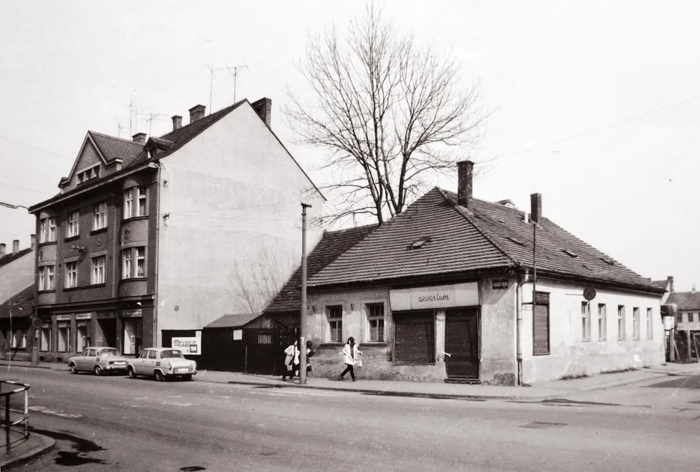Křižovatka Lidické a ulice Matice školské před rokem 1977. Vlevo směr do města.