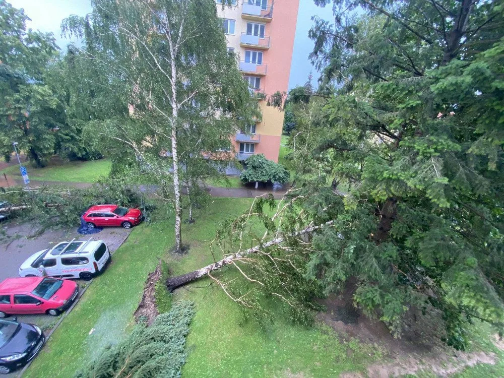 Přes Budějce se prohnala silná bouře. Výstraha meteorologů platí do zítra