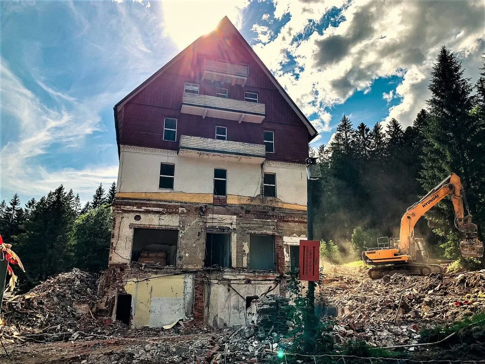 Bourání slavného šumavského hotelu RIXI šokovalo veřejnost, demolici nebylo možné nijak zabránit