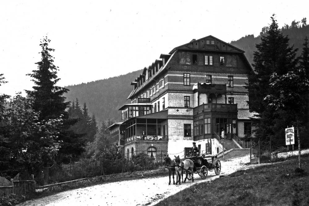 Bourání slavného šumavského hotelu RIXI šokovalo veřejnost, demolici nebylo možné nijak zabránit