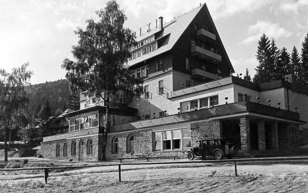 Bourání slavného šumavského hotelu RIXI šokovalo veřejnost, demolici nebylo možné nijak zabránit