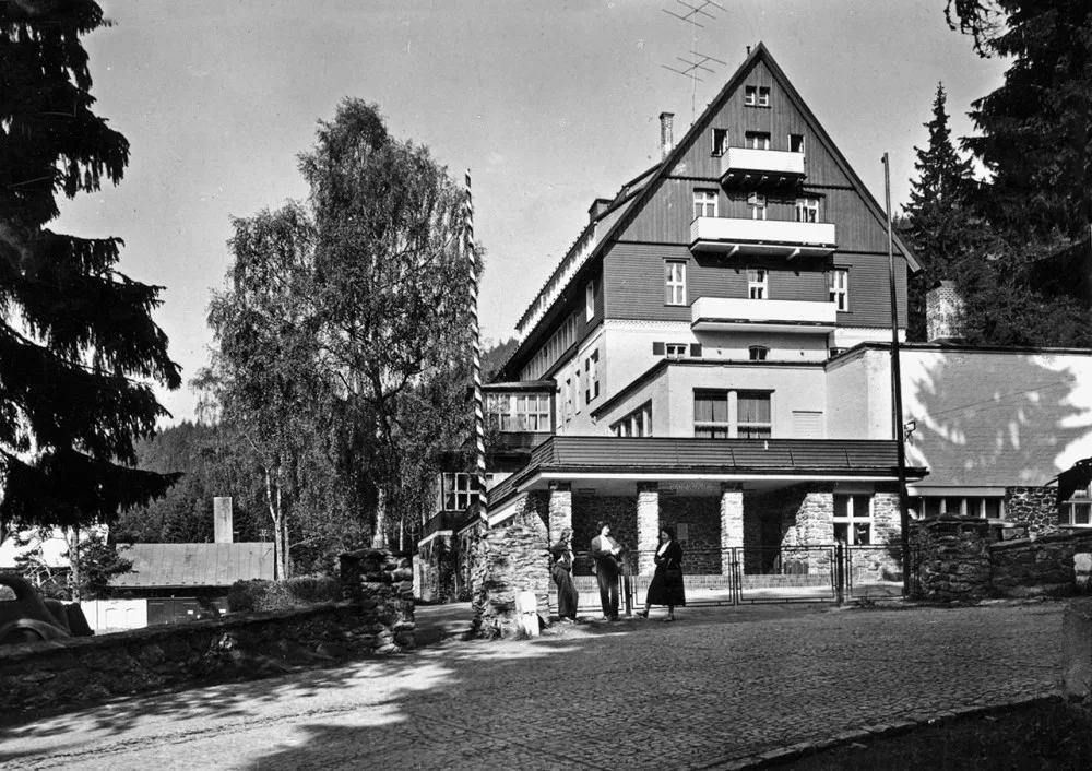 Bourání slavného šumavského hotelu RIXI šokovalo veřejnost, demolici nebylo možné nijak zabránit