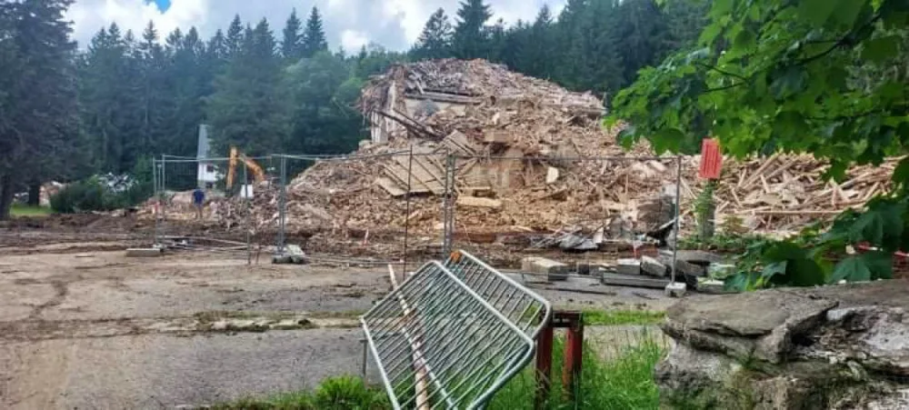 Bourání slavného šumavského hotelu RIXI šokovalo veřejnost, demolici nebylo možné nijak zabránit