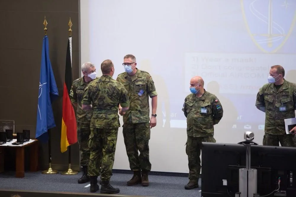 Vedoucí české delegace podplukovník Jaroslav Sekanina předal při konferenci pamětní mince aliančním partnerům, kteří se v minulosti podíleli na průběhu cvičení Tobruq Legacy.