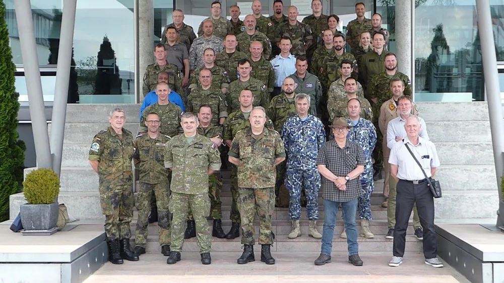 Společná fotografie zástupců aliančních armád, jež se zapojí do mezinárodního cvičení Ramstein Legacy 2022.