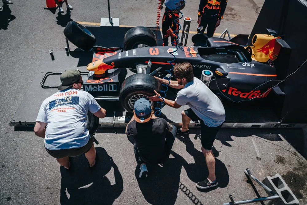 Za jak dlouho vyměníte kola na Formuli 1? Red Bull Pit Stop Challenge míří do Budějc.