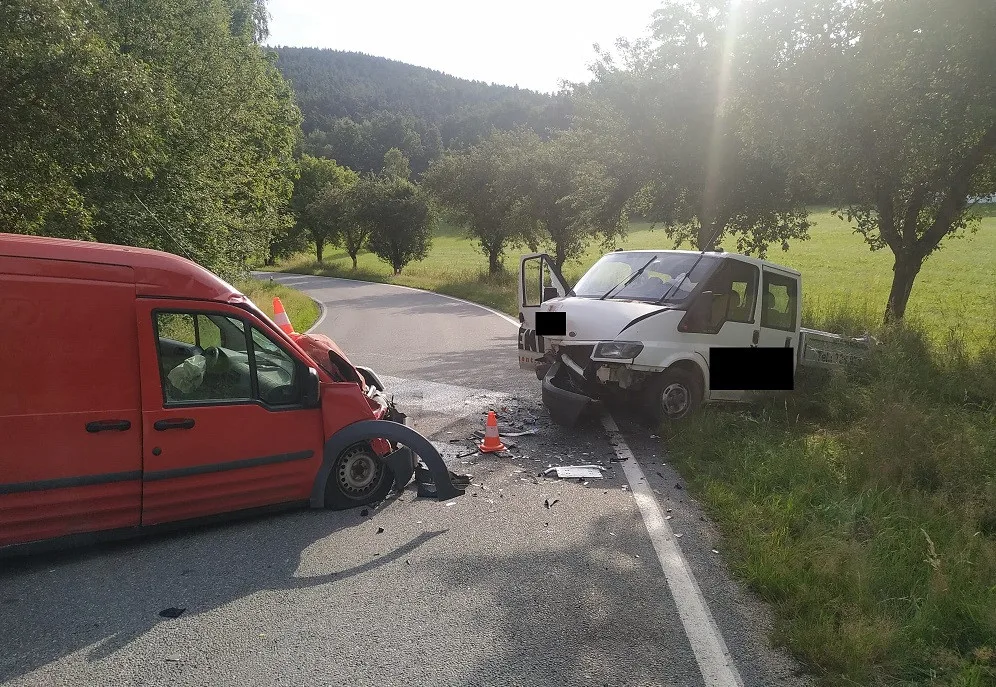 Při čelním střetu dvou dodávek se zranil řidič. Do nemocnice ho transportoval vrtulník