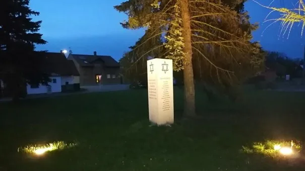 Památník obětem holocaustu ve Stádleci.