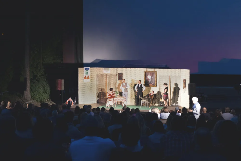 Do letňáku na divadla, Ziburu i muzikálový koncert