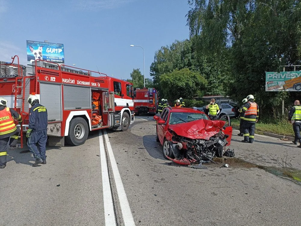Na Dlouhé louce došlo k vážné dopravní nehodě. Zranili se tři lidé
