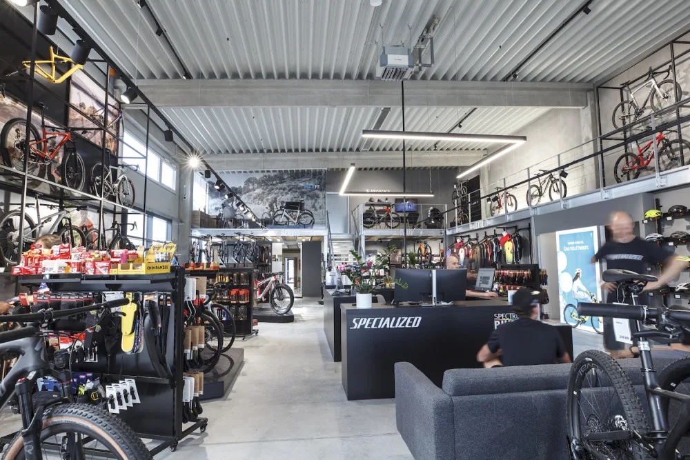 Chtěli jsme vytvořit designový obchod, kde bude nákup kola zážitkem, říká majitel Spectrumbike. Prodejnu najdete nově v Českém Vrbném