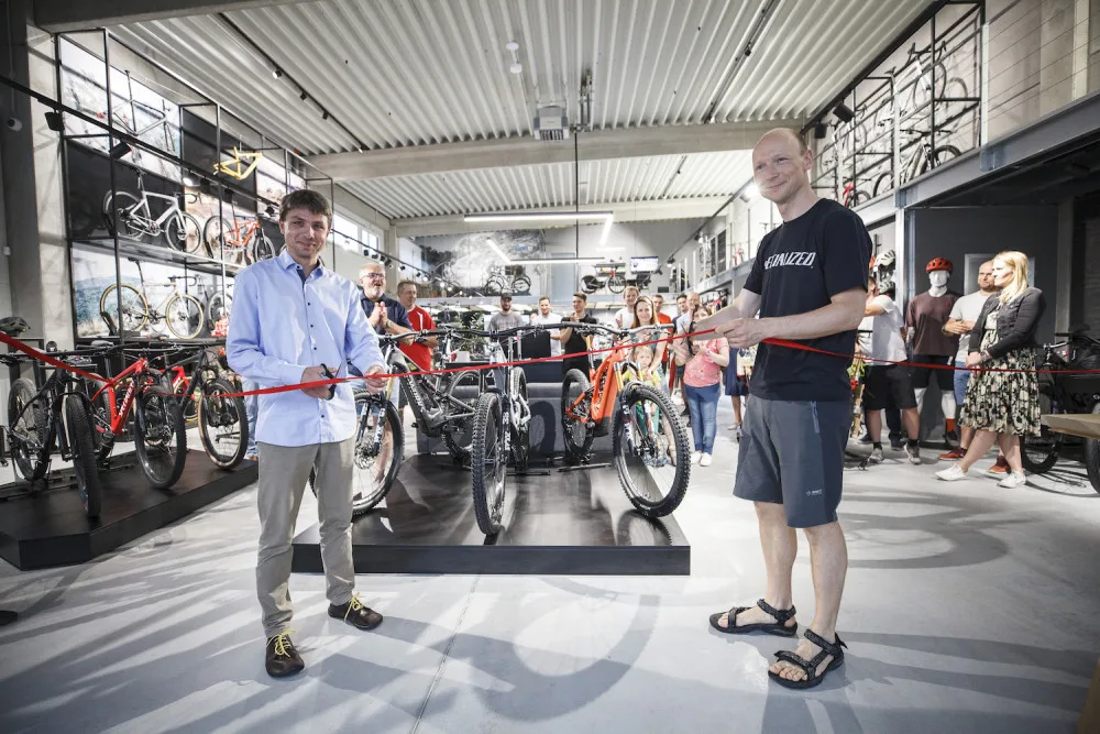Chtěli jsme vytvořit designový obchod, kde bude nákup kola zážitkem, říká majitel Spectrumbike. Prodejnu najdete nově v Českém Vrbném