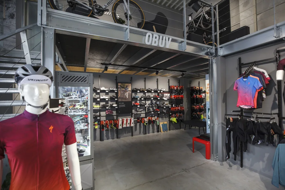 Chtěli jsme vytvořit designový obchod, kde bude nákup kola zážitkem, říká majitel Spectrumbike. Prodejnu najdete nově v Českém Vrbném