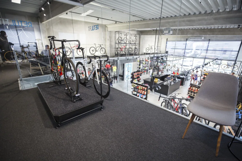 Chtěli jsme vytvořit designový obchod, kde bude nákup kola zážitkem, říká majitel Spectrumbike. Prodejnu najdete nově v Českém Vrbném