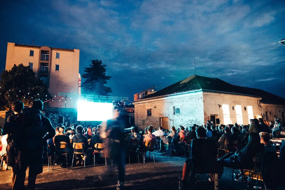KULTURNÍ TIPY: Na náměstí zahraje Trio Traktůrek, v Žižkárně promítnou Noční můru z Elmstreet