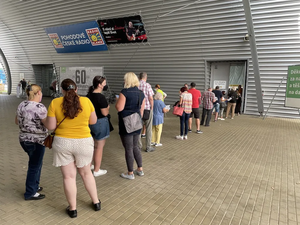 V Budějcích začalo očkování bez registrace. Lidé se u vstupu scházeli s hodinovým předstihem.