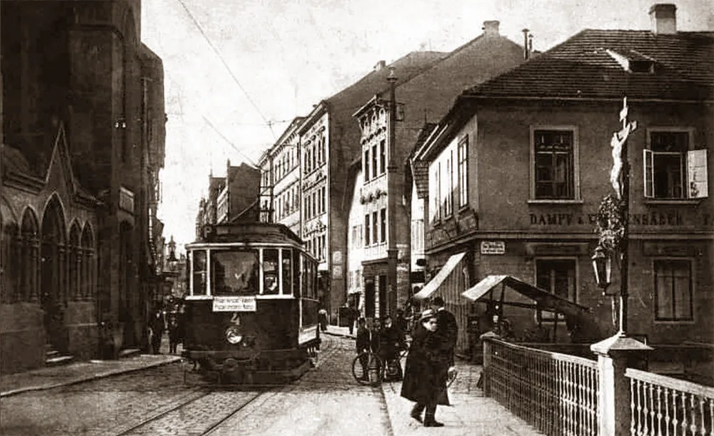 Pohled do Vídeňské ulice směrem do centra po roce 1908. (Někdejší autor snímku si jistě počkal na tramvaj.